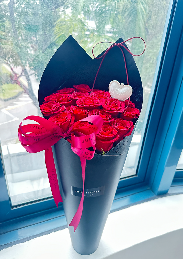 LOVE IN BLOOM 01 (18 Fresh Roses)