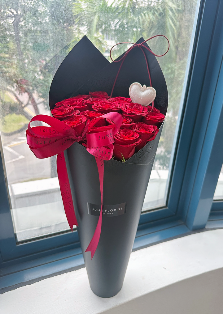 LOVE IN BLOOM 01 (18 Fresh Roses)