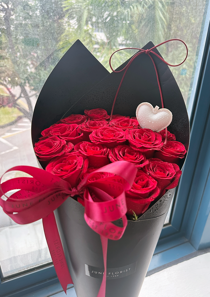 LOVE IN BLOOM 01 (18 Fresh Roses)